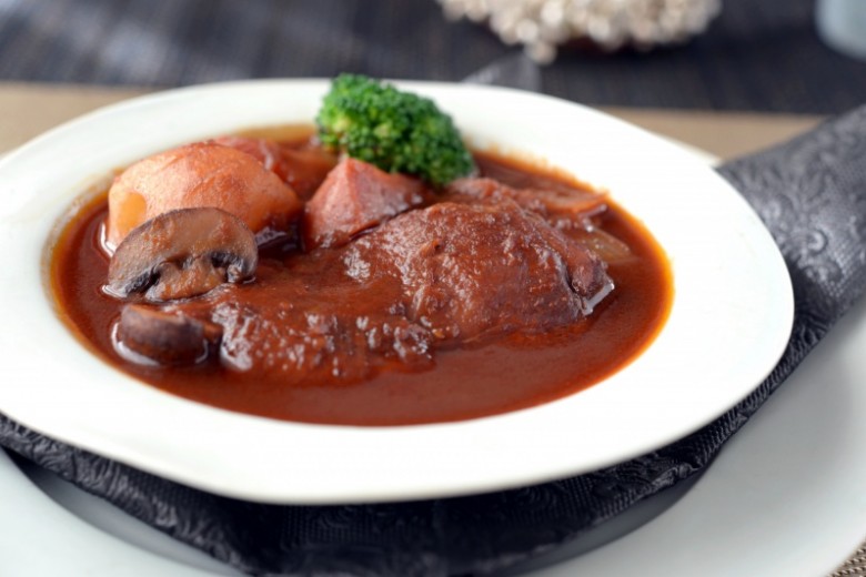 鶏の赤ワイン煮込み